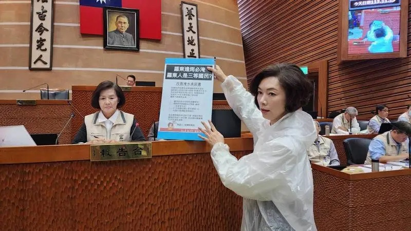 黃琤婷穿雨衣在議會質詢羅東淹水問題